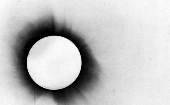 Негатив на една от снимките на Едингтън на пълното слънчево затъмнение от 29 май 1919 г., представен в труда му от 1920г., в който обявява успешното потвърждение на теорията на Айнщайн, че светлината 