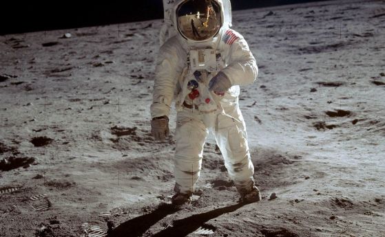 След кацането на Аполо 11 на Луната, учените хранят хлебарки с лунен прах