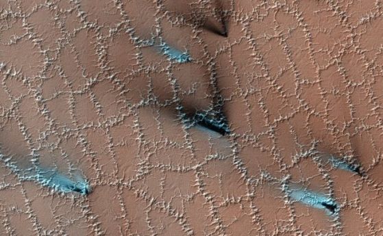 Странните шарки като пчелна пита на Марс са клетки на Бенар от воден лед и CO2