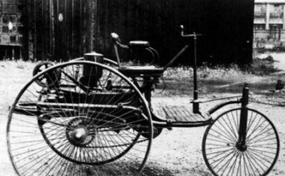 На 3 юли 1886 г. Карл Бенц  прави първия тест драйв на автомобил с бензинов двигател