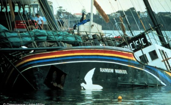 На 10 юли 1985 г., агенти на френските тайни служби потопяват кораба "Rainbow Warrior" на "Грийнпийс"