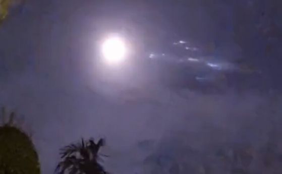 Вижте как падат отломките от китайската ракета (видео)