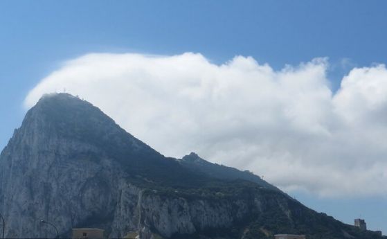 Странният облак „Левантер“ се издига над Гибралтар като флаг (видео)