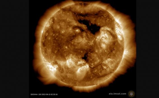 Голямо слънчево петно, обърнато към Земята, изстрелва изригване от M-клас към нас
