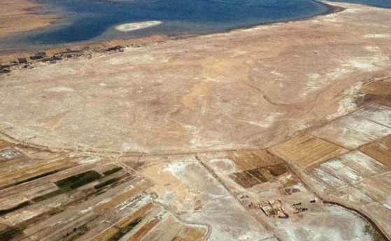 Иракският обект Тел ал-Хиба - обширен пустинен пейзаж, видян от въздуха