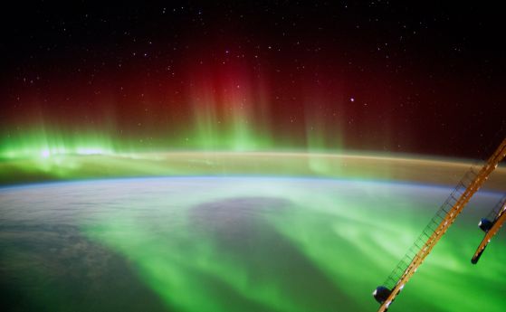 Полярните сияния разкриват 400-километрова дупка в озоновия слой