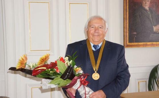 Академик Васил Николов е удостоен с почетен знак на БАН