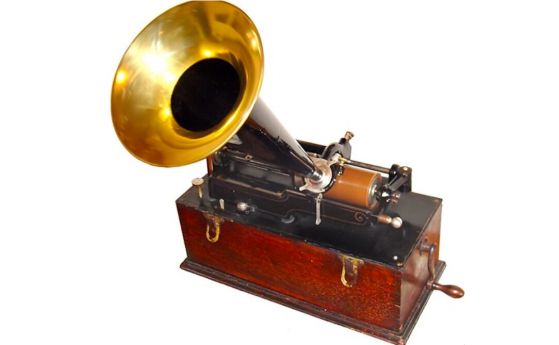На 21 ноември 1877 г. Томас Едисон изобретява фонографа