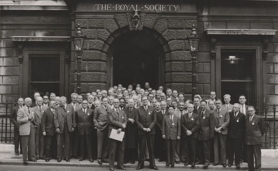 Физици пред сградата на Кралското общество, 1952 г. в Лондон.