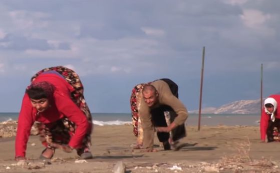 Турско семейство ходи само на четири крака и това не е "обратна еволюция" (видео)
