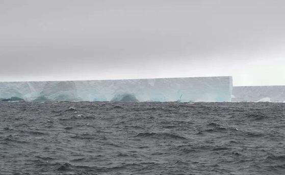 Два огромни айсберга пресичат пътя на кораба на британски полярници
