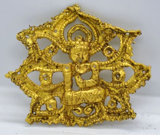 Златен орнамент под формата на лотос, обгръщащ седнал Буда, от гробищата в Хориг.