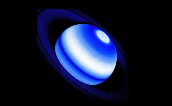 Ултравиолетово комбинирано изображение на Сатурн. Планетата се вижда в нюанси на синьо с бяла лента към центъра и в горната част
