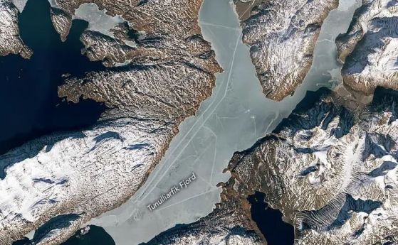Странни следи пресичат леден фиорд, забелязани от сателит на НАСА