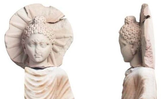 Преден и страничен изглед на скулптурата на Буда