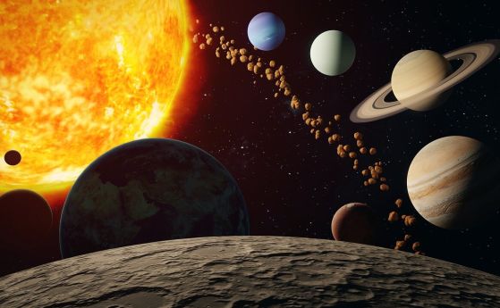 Илюстрация на всички планети от Слънчевата система, подредени в дъга около Слънцето