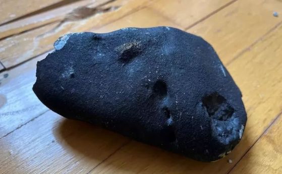 Черният камък, който падна през покрива на семейство от Ню Джърси по време на метеоритния дъжд Ета Аквариди.