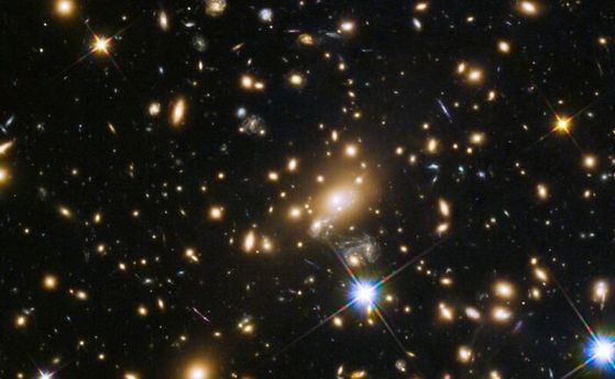 Скоростта на разширяване на Вселената е измерена със свръхнова през гравитационна леща