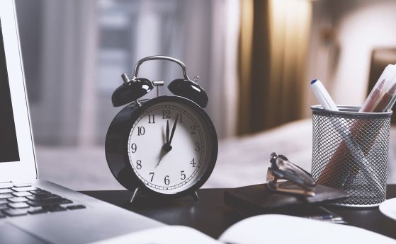 Изследванията показват, че поведението на гледане на часовника, докато се опитвате да заспите, засилва симптомите на безсъние и увеличава употребата на помощни средства за сън