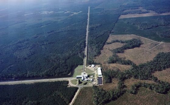 Лазерната интерферометрична гравитационно-вълнова обсерватория се състои от два детектора - този в Ливингстън, щата Лас Вегас, и един близо до Ханфорд, щата Вашингтон. Детекторите използват гигантски рамена във формата на буквата 