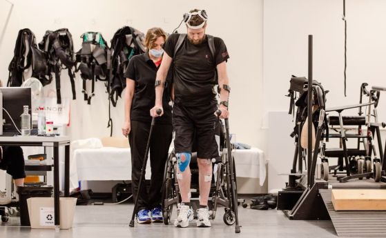 Парализиран мъж прохожда с помощта на дигитален мост между главния и гръбначния мозък (видео)