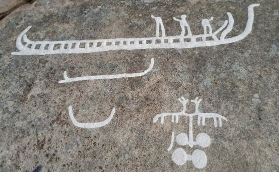 Някои от новооткритите петроглифи могат да се видят на тази снимка. Издълбани са преди около 2700 години. На това изображение можем да видим нещо, което изглежда като 3 човешки фигури на дълга лодка. Под това има изображение на нещо, което изглежда като м