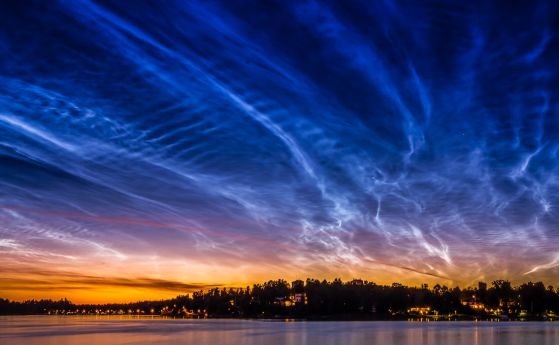 Сребристите облаци се образуват, когато водни пари замръзват върху прахови частици, оставени от метеороиди високо в атмосферата. Сребристи облаци над Стокхолм, Швеция.