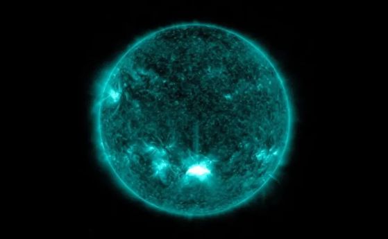 Обсерваторията за слънчева динамика на НАСА засне това изображение в крайно ултравиолетовия диапазон на слънчева експлозия - както се вижда от ярката светлина в долния център на Слънцето - на 28 октомври 2021 г.