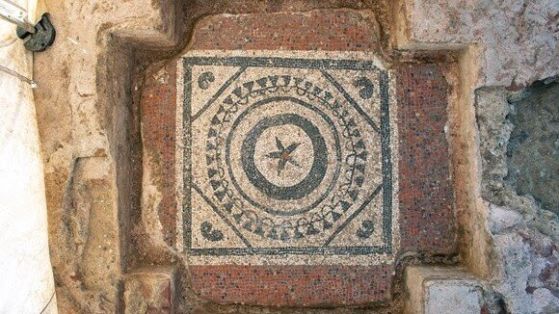 Снимка на мозайката, открита в центъра на мавзолея, изобразява цвете и концентрични кръгове.