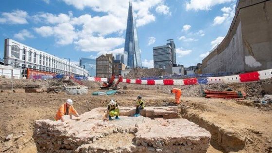 Снимка на мястото на разкопките в Лондон на фона на сградата Shard.