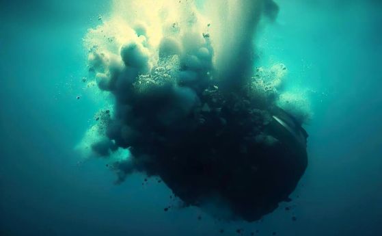 Подводницата „Титан“ претърпя катастрофална имплозия поради екстремно водно налягане, причинявайки смъртта на всичките петима обитатели. Смята се, че повредата е възникнала поради експерименталния дизайн на корпуса на кораба, който е направен предимно от 