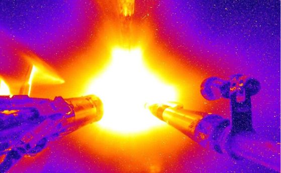 Това оцветено изображение на имплозия на деутерий-тритий (DT). Този кадър бе първата наслоена термоядрена имплозия на програмата Inertial Confinement Fusion, използваща стратегията Big Foot в подмащабен диамантен аблатор. Този дизайн използва съкратен имп