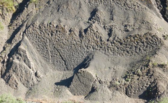 Мястото на Колизеума гледано отгоре. Някогашните хоризонтални скали сега са почти вертикални, разкривайки много стотици следи върху плоскости от здрава скала. Трапчинките по стените на скалите са следи от динозаври.