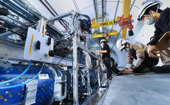 Последните елементи на детектора FASER (Forward Search Experiment) са инсталирани в тунела TI12 на Големия адронен колайдер (LHC). Той се намира по протежение на оста на сблъсък на лъча, на 480 м от точката на взаимодействие ATLAS, в неизползван обслужващ