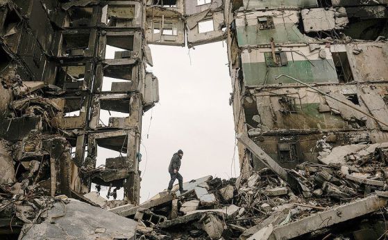 Жител търси вещи в жилищна сграда, разрушена по време на боевете между украинските и руските сили в Бородянка, Украйна, 5 април 2022 г.