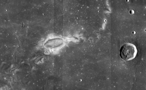 Това е снимка на лунния вихър Райнер Гама, направена от орбиталния апарат на НАСА Lunar Reconnaissance Orbiter. 
