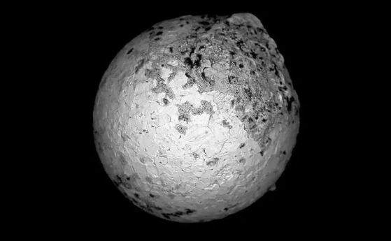 Електронно-микроскопско изображение на сфера, която може да е от междузвезден обект