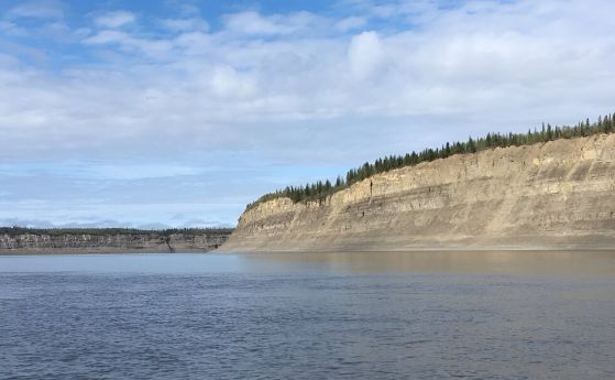 Седиментни скали по бреговете на река Макензи, Канада, голям речен басейн, където изветрянето на скалите е източник на CO<sub>2</sub>