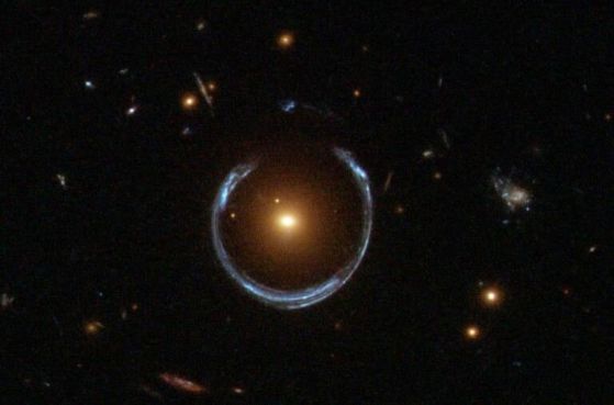 По-типично такова огъване на светлината води до две забележими изображения на далечната галактика, но тук подравняването на лещите е толкова прецизно, че фоновата галактика е изкривена в подкова - почти пълен пръстен. Тъй като подобен ефект на леща е предвиден в някои подробности от Алберт Айнщайн преди повече от 70 години, пръстени като този сега са известни като пръстени на Айнщайн. Въпреки че LRG 3-757 бе открита през 2007 г. в данни от Sloan Digital Sky Survey (SDSS), изображението, показано по-горе, е последващо наблюдение, направено с широкообхватна камера 3 на космическия телескоп Хъбъл. 