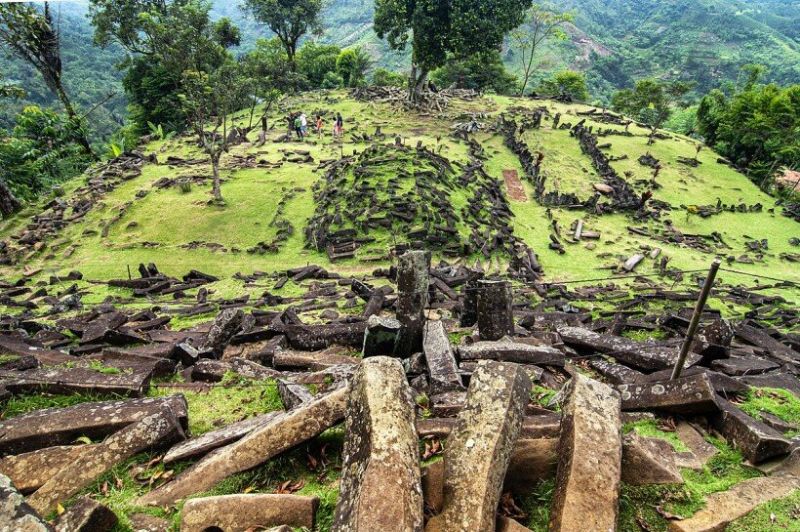25 000-годишна вкопана структура в Индонезия може би е най-старата пирамида в света, по-стара от Стоунхендж и Гиза