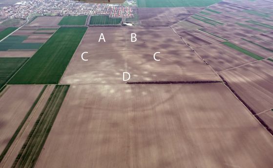 Представяне на обекта TSG в Качарево 2: А) Ниско разположена земя, B) издигнато пясъчно плато, C) заградителен ров, D) зони на дейност.