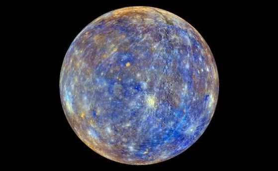 Това подобрено цветно изображение на Меркурий идва от космическия кораб MESSENGER на НАСА. Цветовете разкриват химическите, минералогичните и физическите разлики между скалите, изграждащи повърхността на Меркурий. Учените знаят, че водният лед може да същ