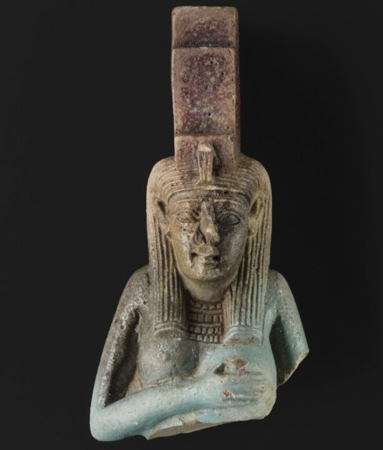 Статуетка от глазирана керамика на Изида, кърмеща сина си Хор от древен Египет.