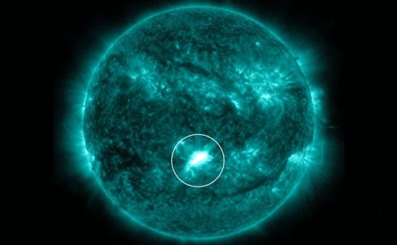 Слънчевото петно AR3500 (оградено в кръг), което изхвърли коронарна маса към Земята, изригна от Слънцето на 28 ноември. 