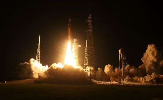 Космическата система за изстрелване  стартира в космическия център Кенеди на НАСА през ноември 2022 г. в Кейп Канаверал, Флорида.