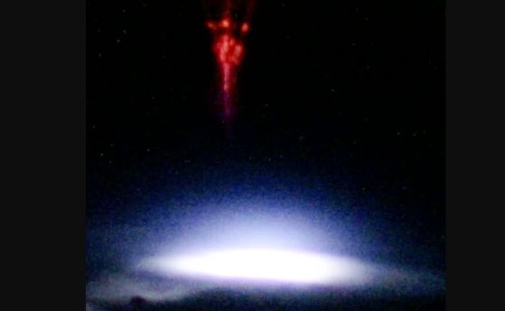  Оборудван със специализирана камера астронавтът на Европейската космическа агенция Андреас Могенсен успя да заснеме тази снимка на червен спрайт през октомври 2023 г. 