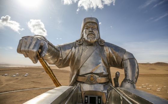 Статуя на Чингис Хан в Улан Батор в Монголия 