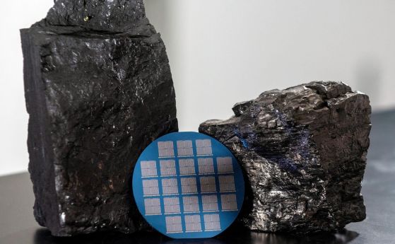 Пластина, съдържаща мемристори, произведени с висококачествен двуизмерен въглерод, избработен от битуминозни въглища, добивани в югоизточен Кентъки, две проби от които са показани тук. 