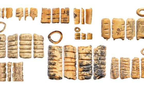Археолози изследват мъниста от кости, намерени в Денисовата пещера