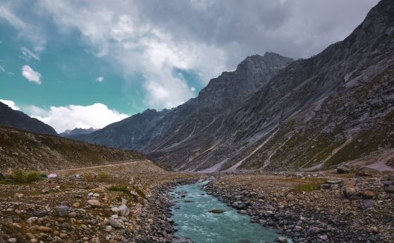 Масивният тектоничен сблъсък, причиняващ издигането на Хималаите, може да раздели Тибет